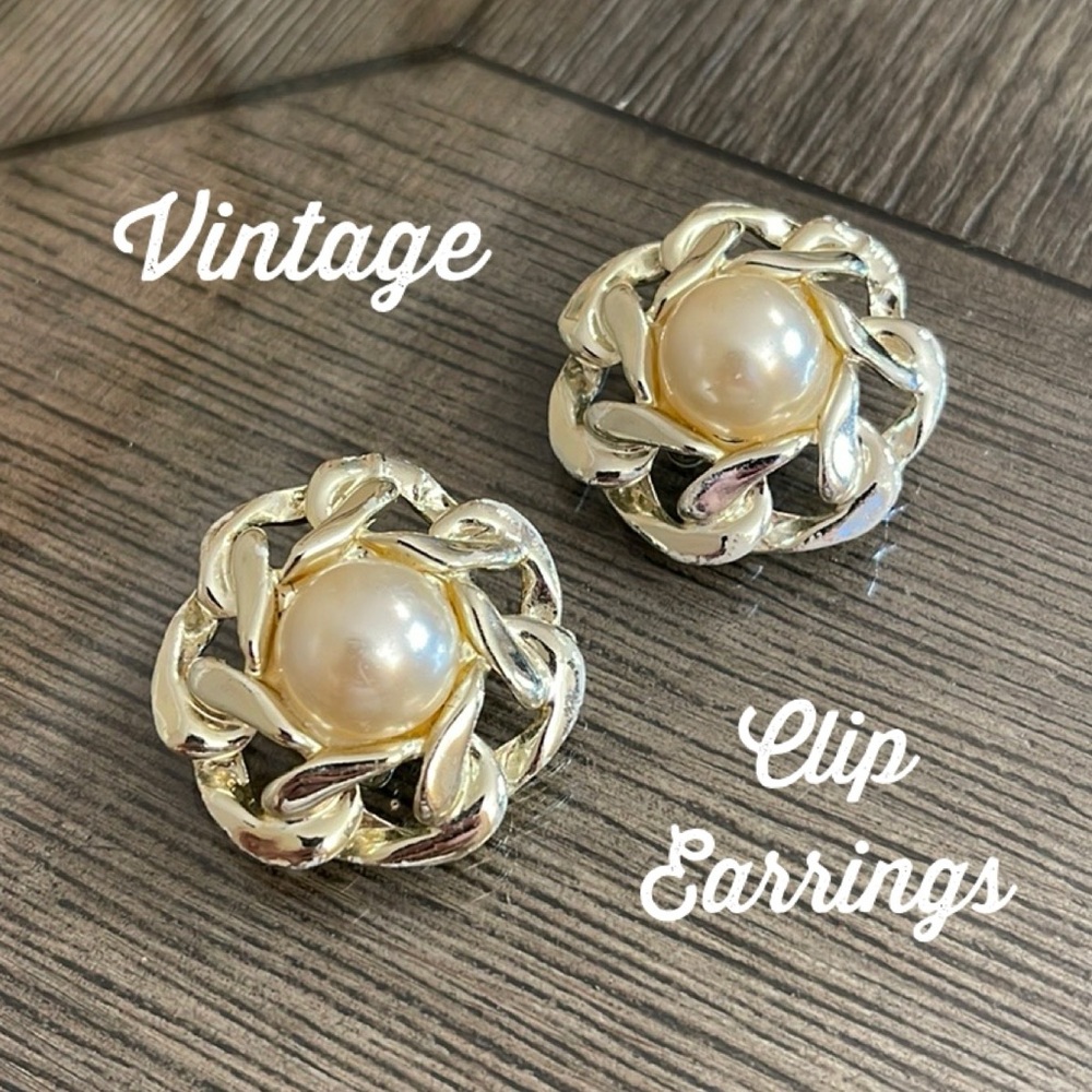 Vintage 1980’s Metal Chain & Pearl Center Clip Earrings